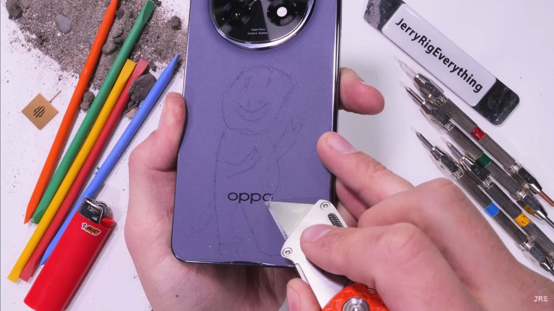 Крихкий чи надійний? Найтонший складаний смартфон у світі перевірили на міцність (відео)